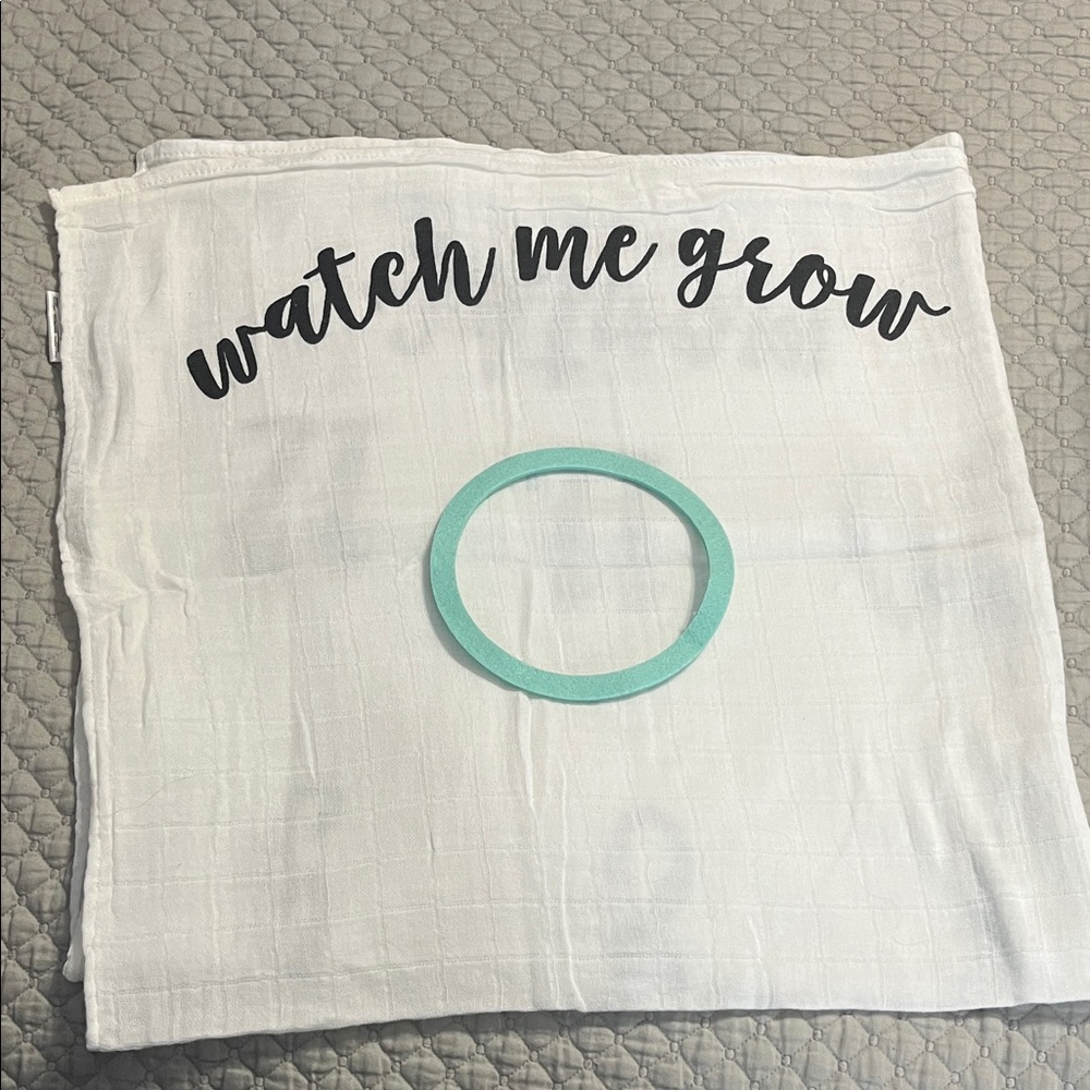 Pearhead White Milestone Blanket with Teal Ring